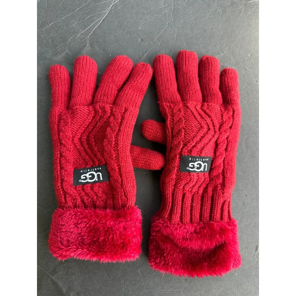 UGG Australia Red Cable Knit Gloves W. Faux Fur Trim Logo Patch Winter Accessory
